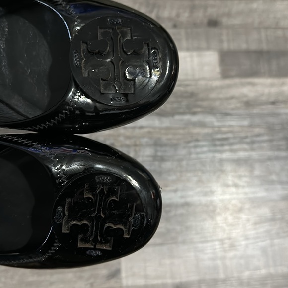 Tory Burch sz 8M Reva ballet flats black patent leather T medallion on Vamp - Picture 3 of 6